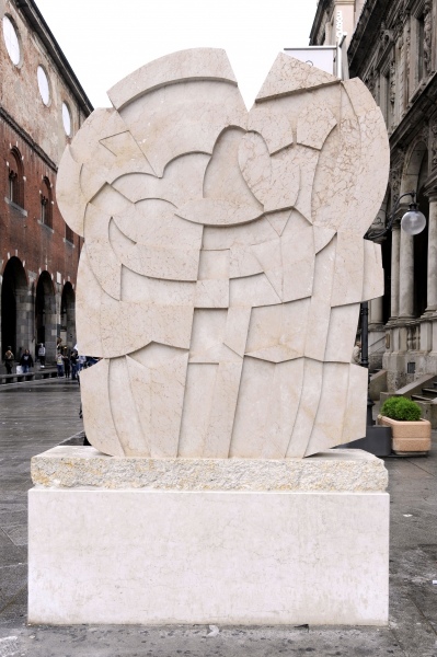 Piazza Duomo, restaurati i marmi di Consagra